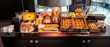 Café da manhã com buffet todos os dias (EUR 13.9 por pessoa) 