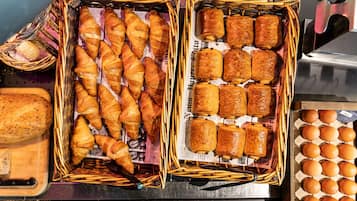 Une présentation de produits de boulangerie, notamment des croissants et du pain, disposés dans des paniers et sur un comptoir.
