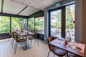 Lunch and dinner served, French cuisine - Campanile Rouen Sud - Zénith - Parc Expo (Saint-Etienne-du-Rouvray)