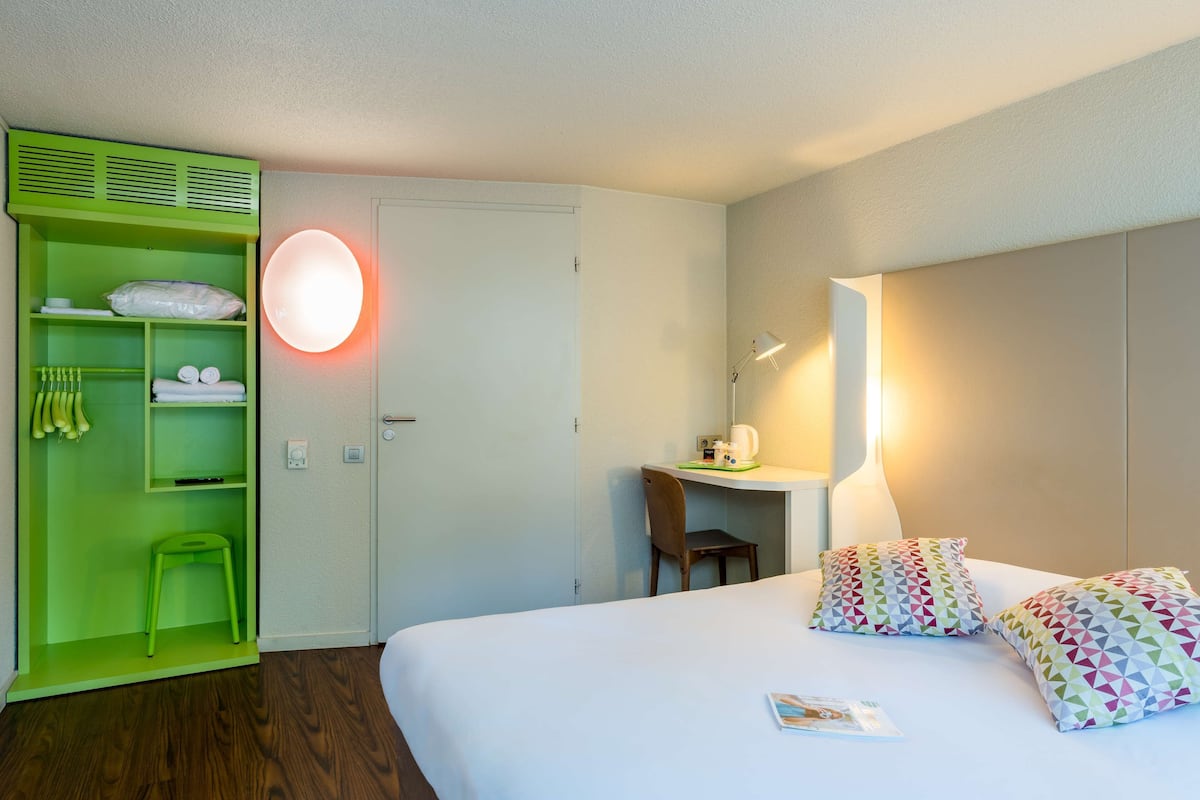 Habitación estándar, 1 cama doble | Ropa de cama de alta calidad, escritorio, sistema de insonorización