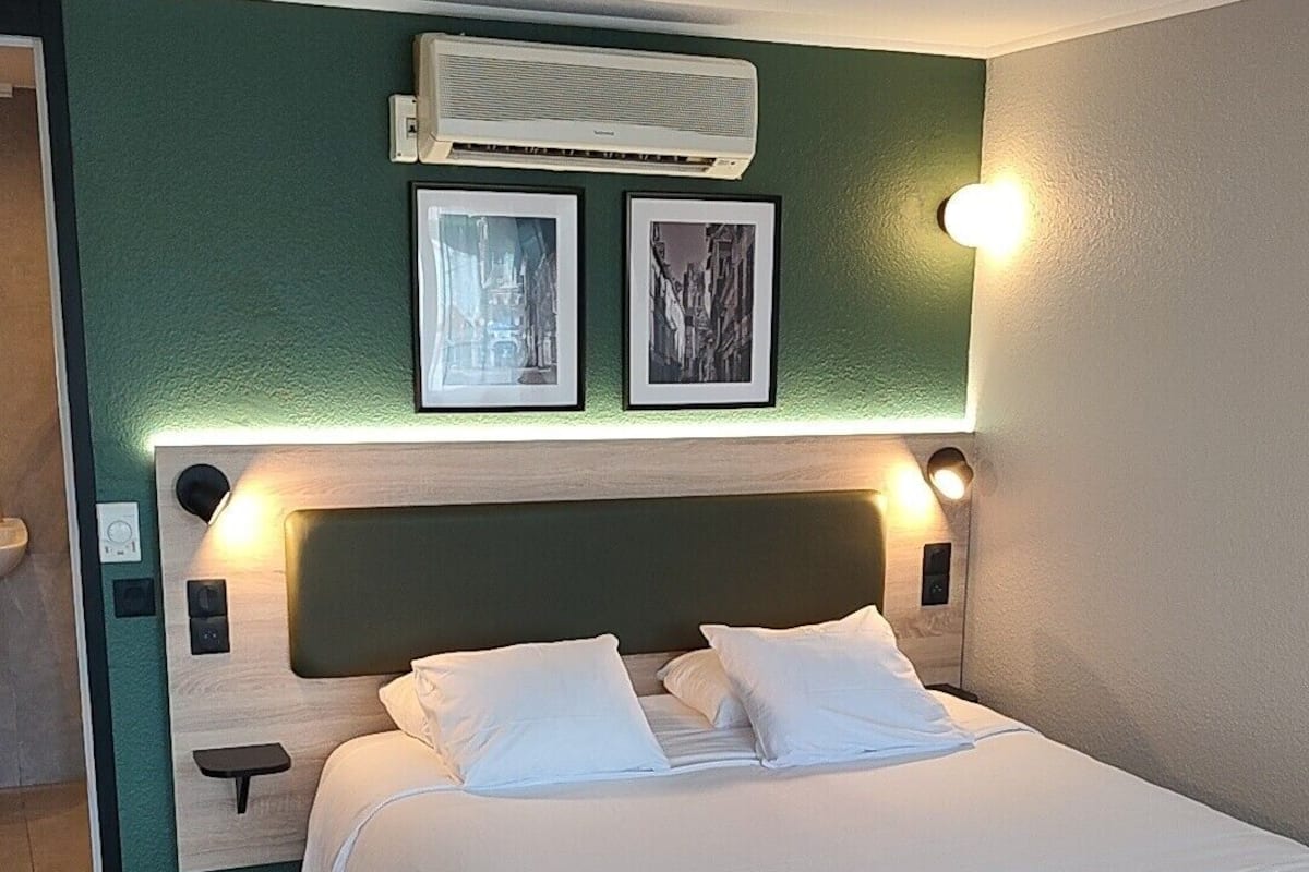 Standard Room, 1 Double Bed | Premium bedding, desk, blackout curtains, iron/ironing board