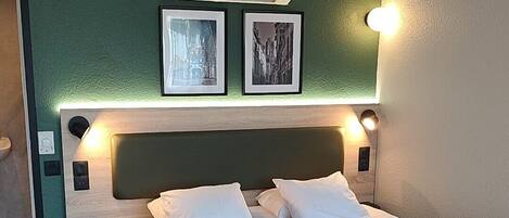 Ropa de cama de alta calidad, escritorio y cortinas blackout