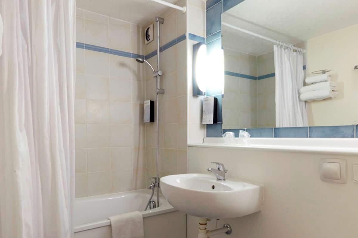 Combined shower/tub, eco-friendly toiletries, hair dryer, towels