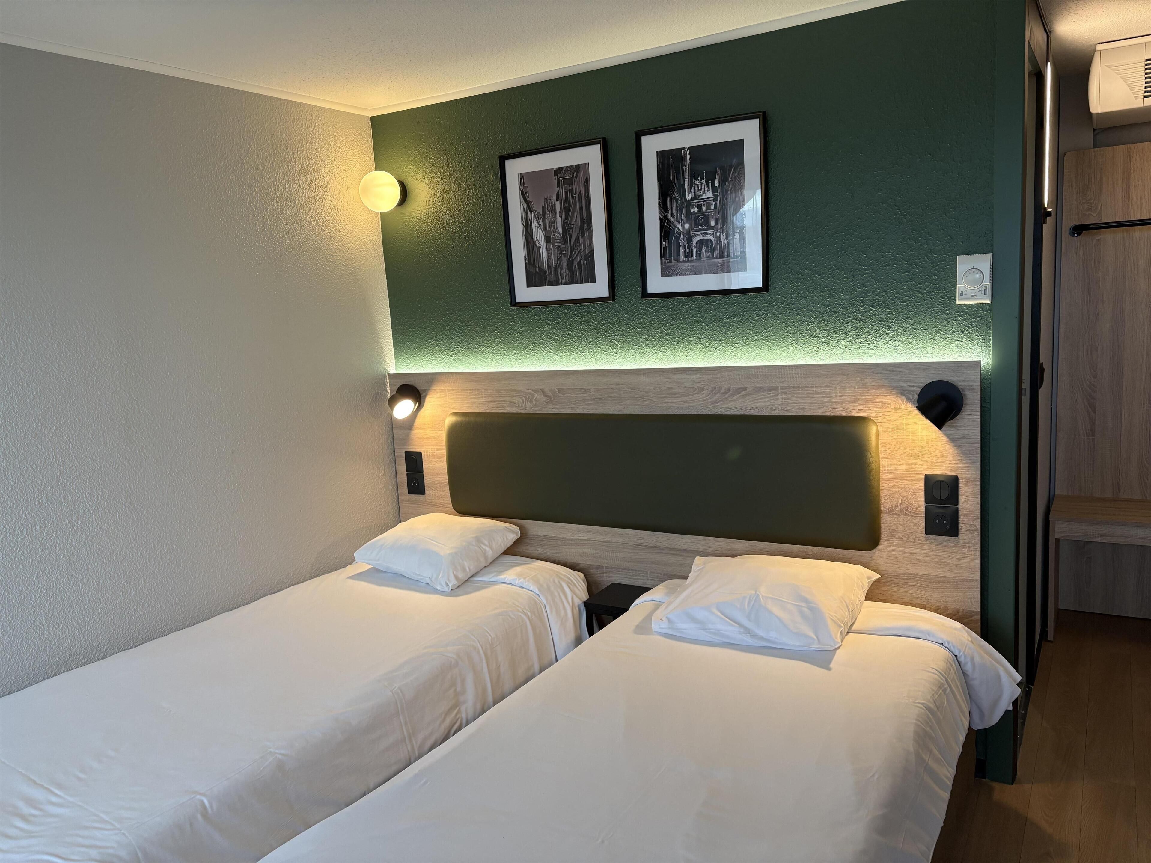 Hochwertige Bettwaren, Schreibtisch, Verdunkelungsvorhänge