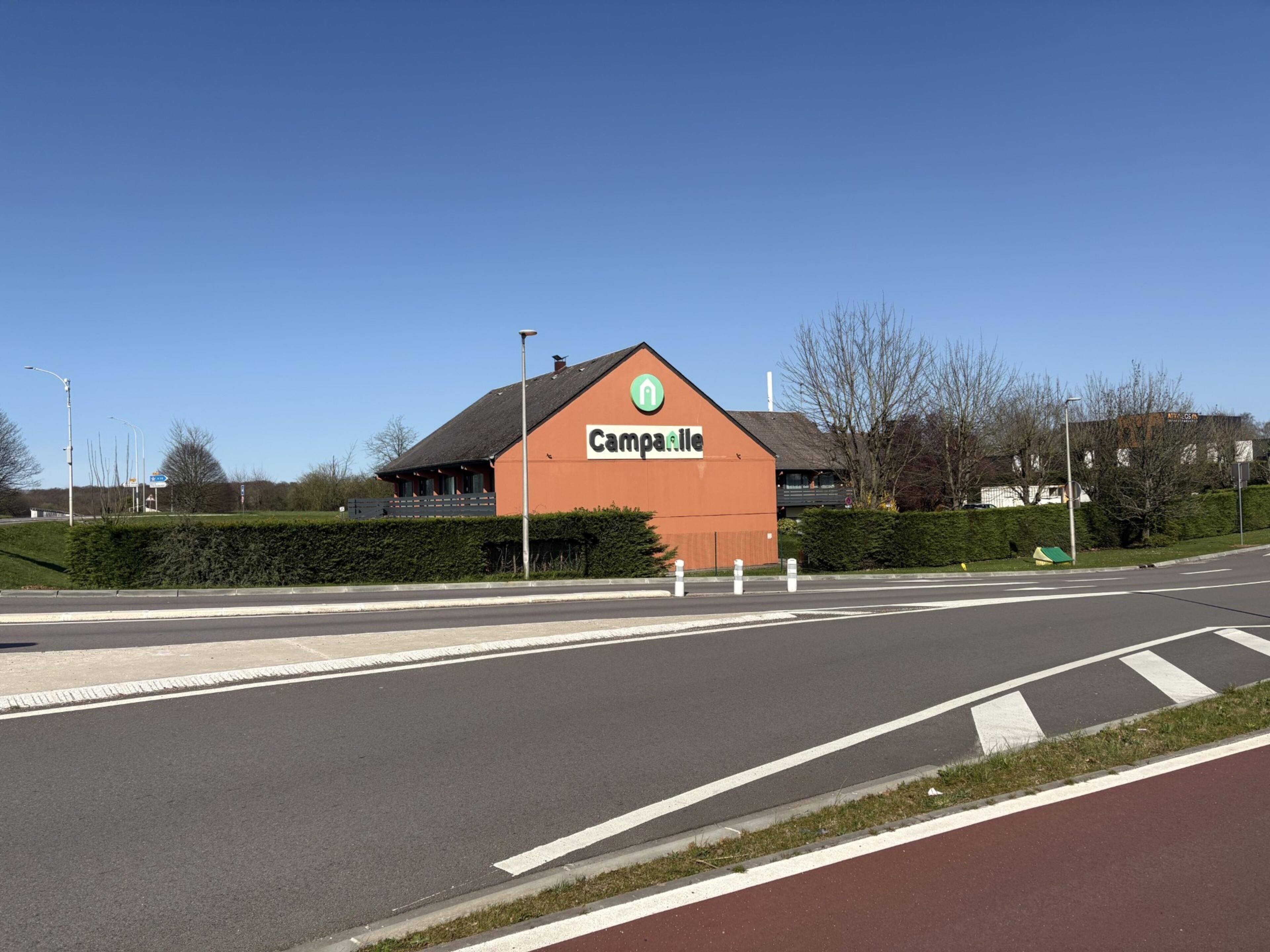Un bâtiment sur lequel on peut lire l’inscription « Camparille ».