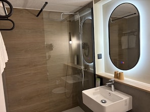 Combined shower/tub, eco-friendly toiletries, hair dryer, towels - Campanile Rouen Nord - Mont Saint-Aignan (Mont-Saint-Aignan)
