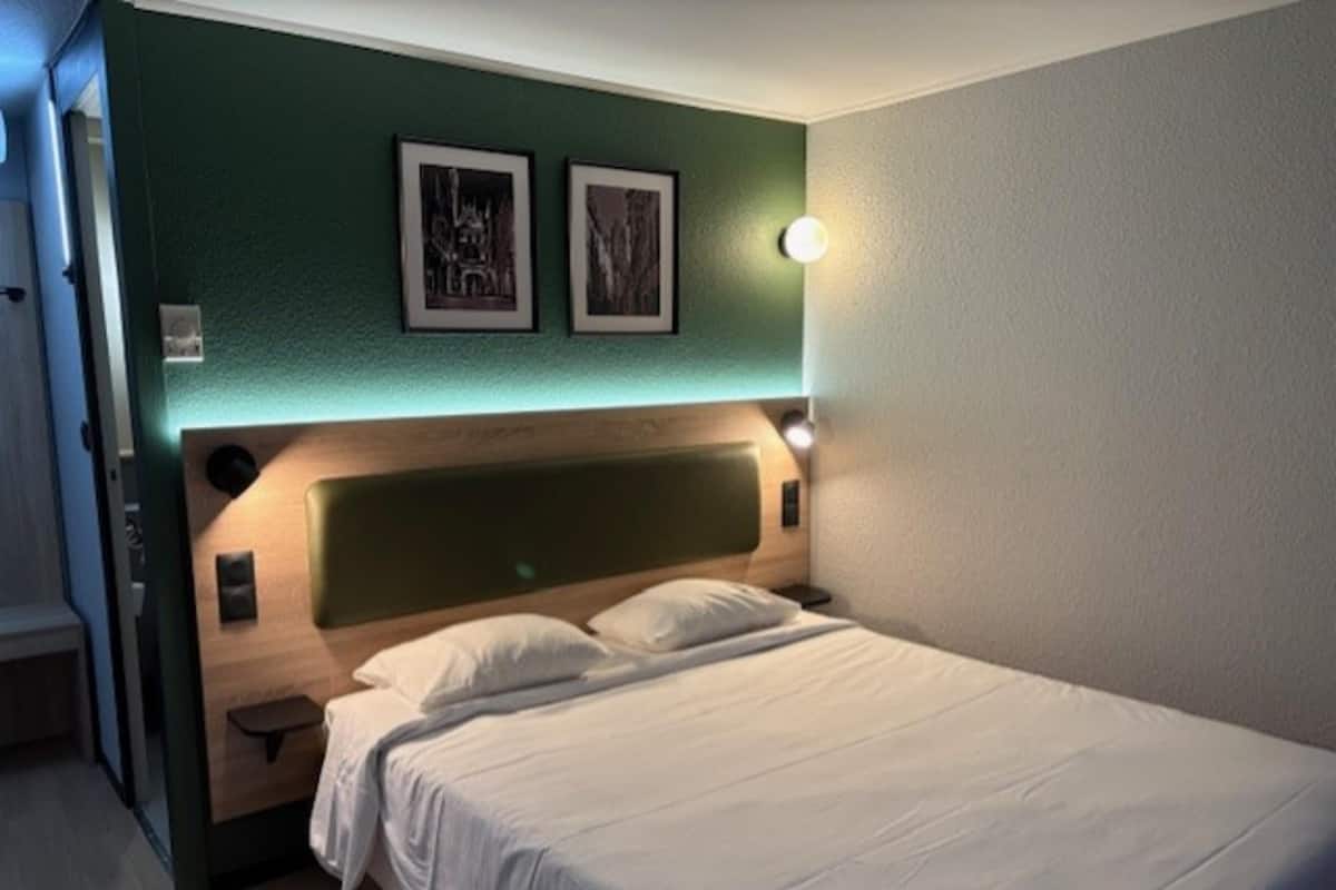 Habitación estándar, 1 cama matrimonial | Ropa de cama de alta calidad, escritorio y cortinas blackout