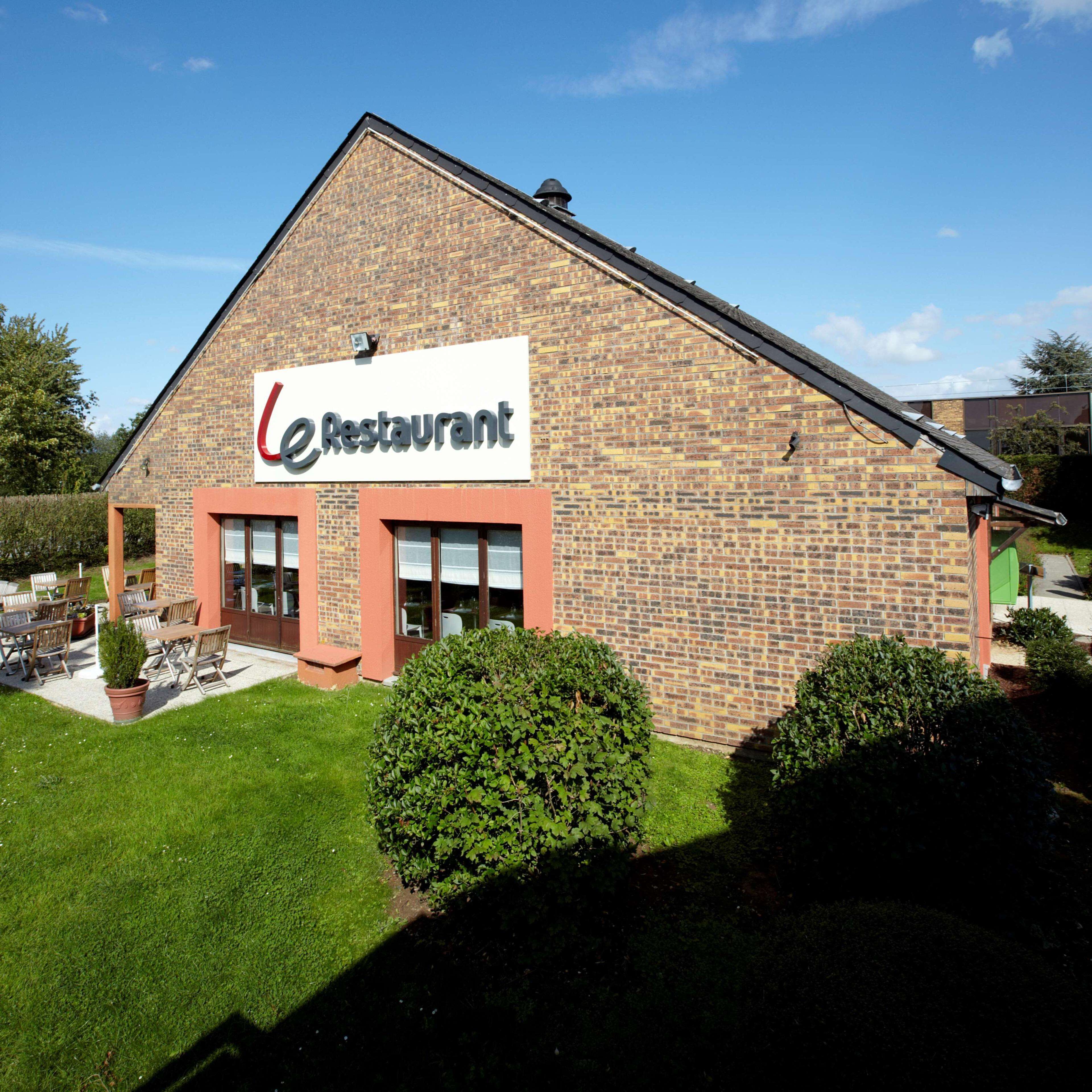 Serveert ontbijt, lunch, diner, Franse gerechten 