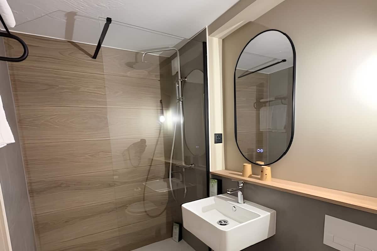 Tina con regadera, amenidades de baño ecológicas, secadora de cabello