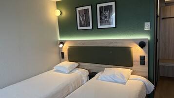 Ropa de cama de alta calidad, escritorio y cortinas blackout