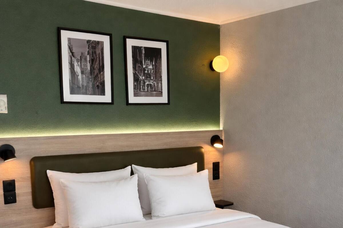 Standard Room, 1 Double Bed | Premium bedding, desk, blackout drapes, iron/ironing board