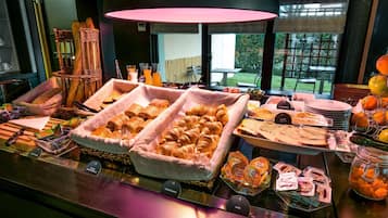Aperto a colazione, pranzo e cena, cucina francese