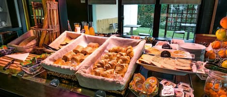 Breakfast, lunch, dinner served; French cuisine