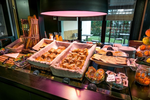 Serveert ontbijt, lunch, diner, Franse gerechten