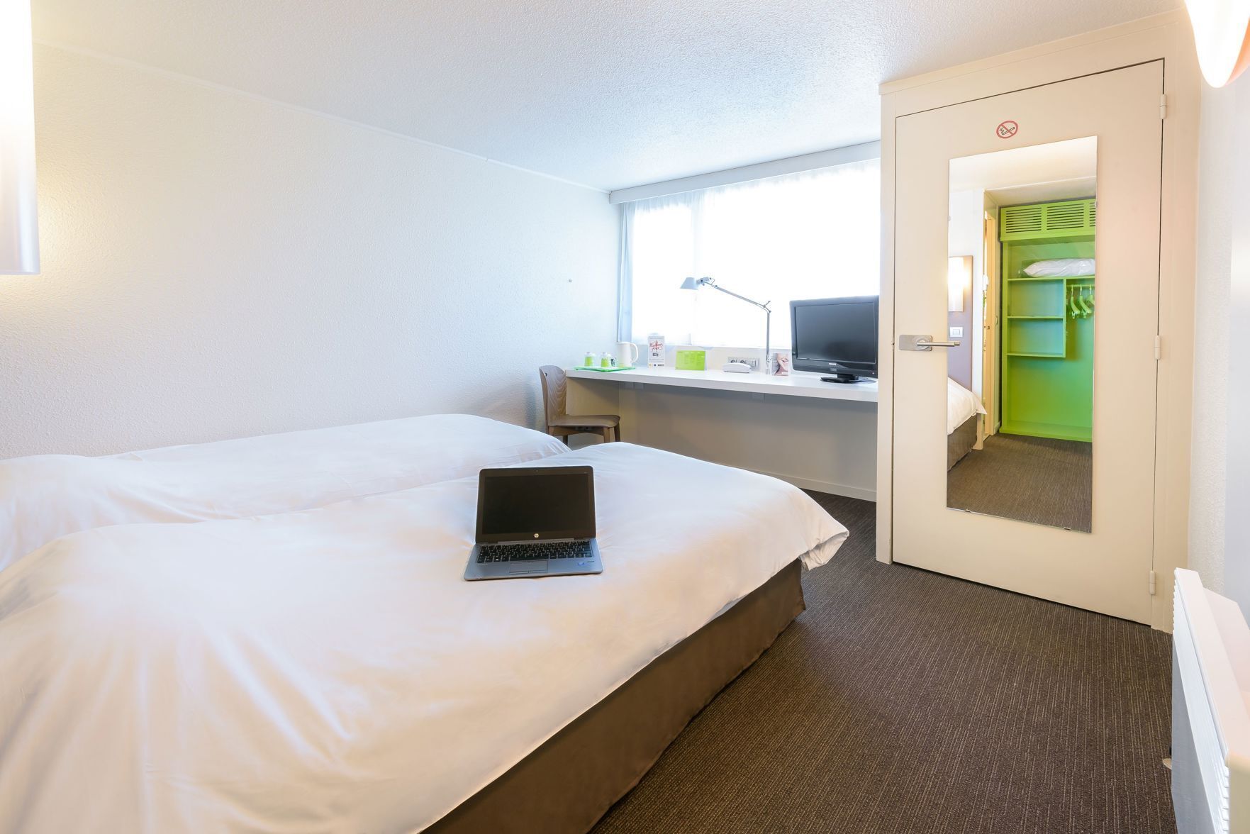 1 sovrum, sängtillbehör av högsta kvalitet, skrivbord och ljudisolering