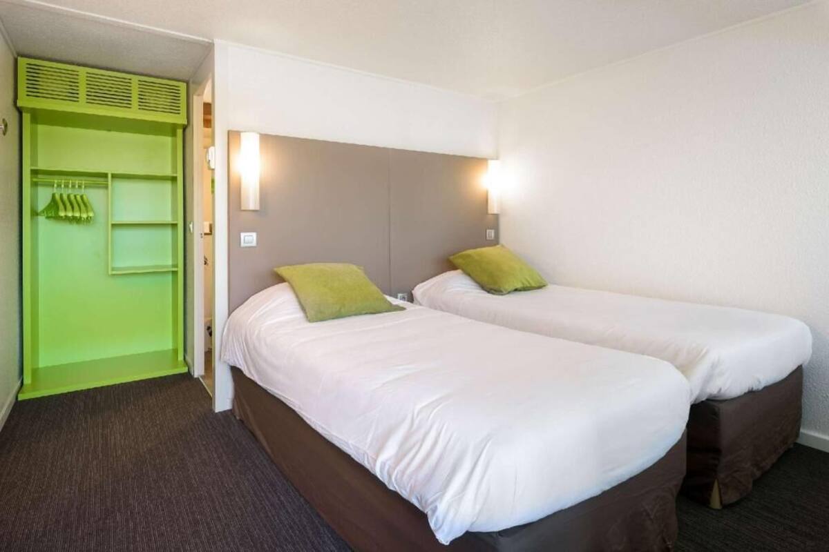 1 bedroom, premium bedding, desk, soundproofing