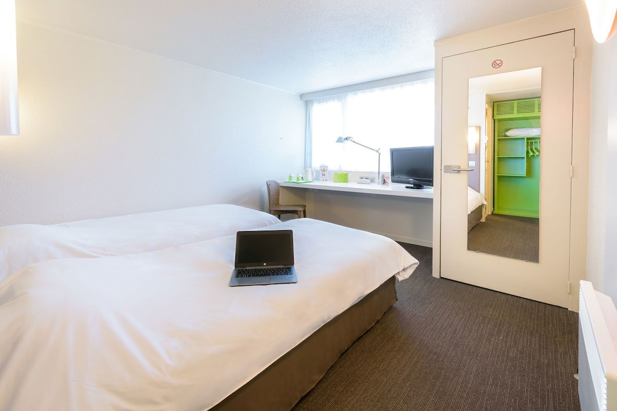 1 bedroom, premium bedding, desk, soundproofing