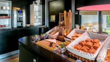 Tägliches Frühstücksbuffet (13.9 EUR pro Person)