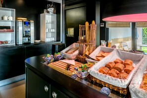 Daily buffet breakfast (EUR 13.9 per person)