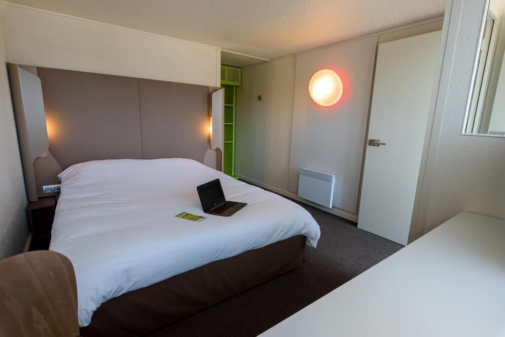 1 sovrum, sängtillbehör av högsta kvalitet, skrivbord och ljudisolering