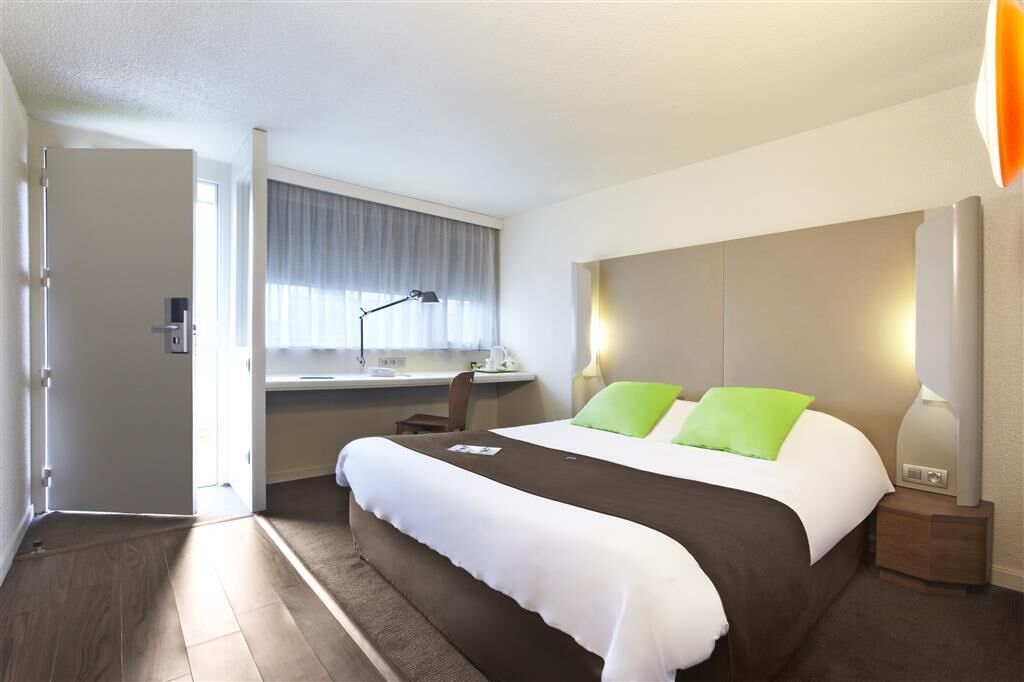 Premium bedding, desk, blackout drapes, iron/ironing board (on request)