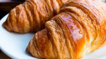 Daily cooked-to-order breakfast (EUR 13.9 per person)