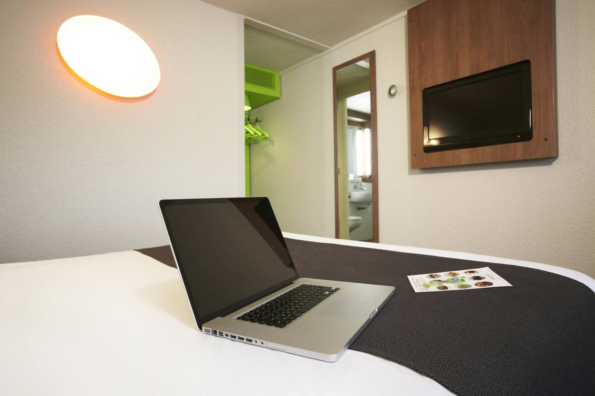 Premium bedding, desk, blackout curtains