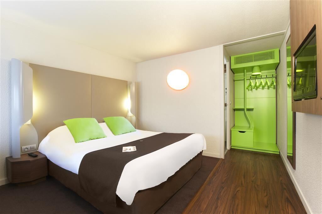 Premium bedding, desk, blackout drapes, iron/ironing board (on request)