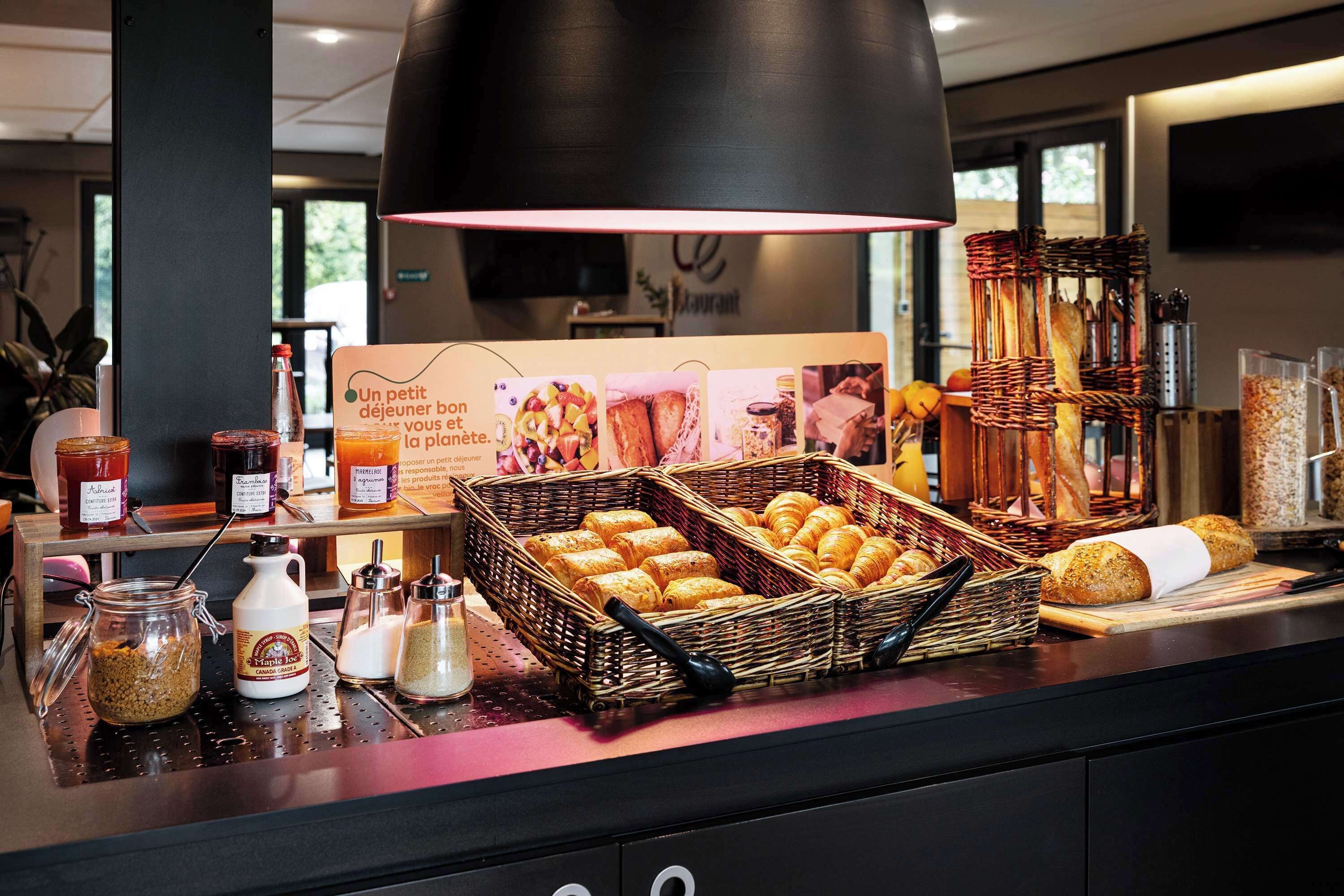 Dagelijks ontbijtbuffet (EUR 13.9 per persoon)