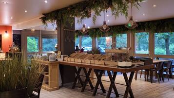 Buffet breakfast on weekends (EUR 15.20 per person)