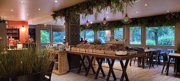 Café da manhã com buffet mediante uma taxa nos fins de semana
