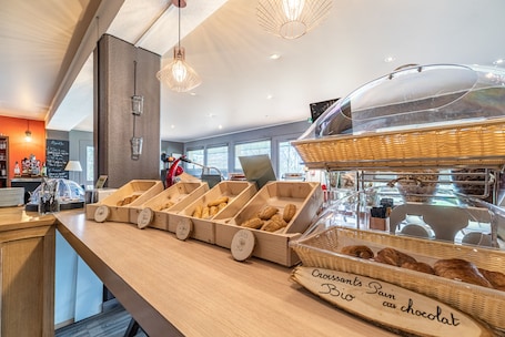 Buffet breakfast on weekends (EUR 15.20 per person)