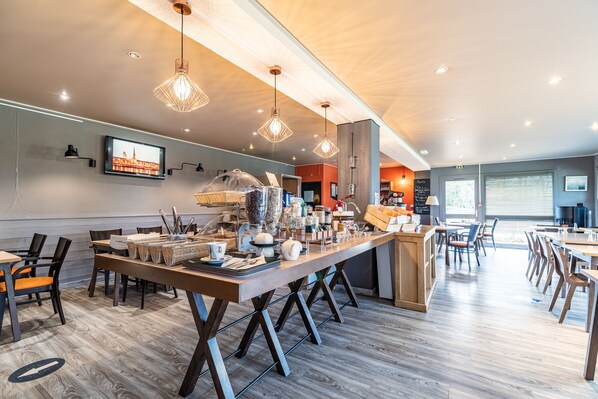 Buffet breakfast on weekends (EUR 15.20 per person)