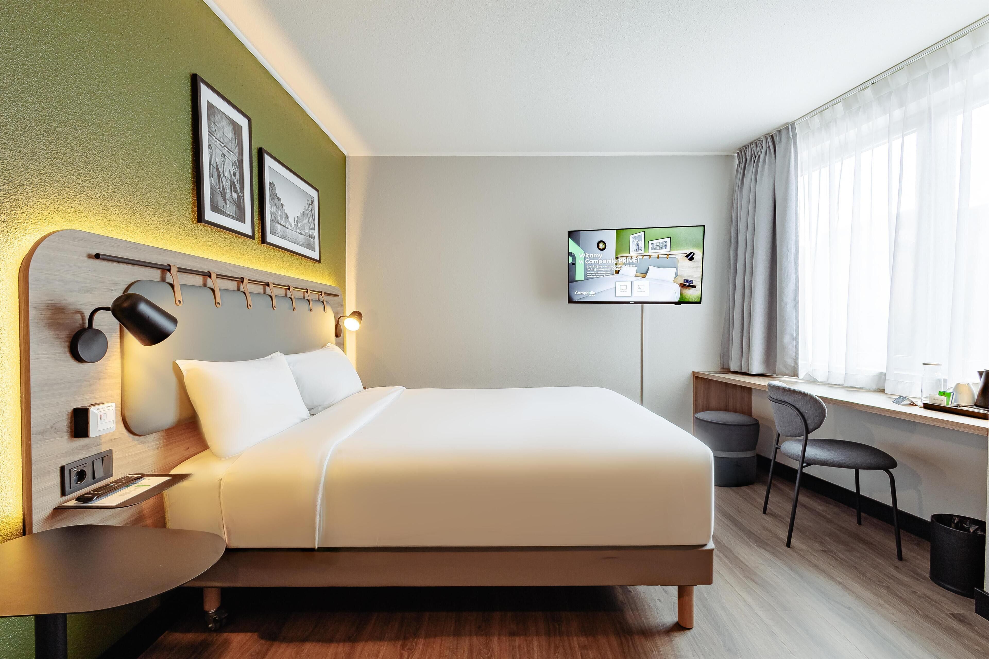 Habitación estándar, varias camas | Ropa de cama hipoalergénica, caja fuerte, escritorio