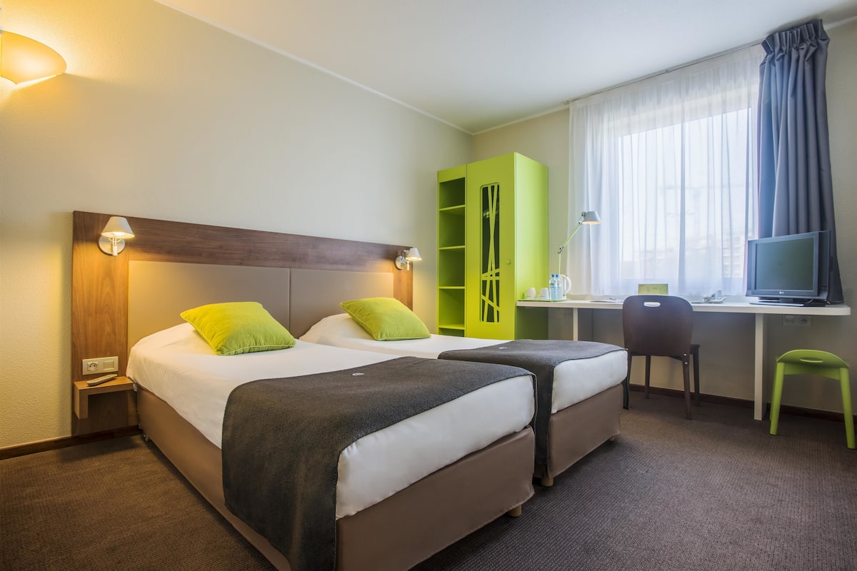 Standard Room, 2 Single Beds | Hypo-allergenic bedding, in-room safe, desk, soundproofing