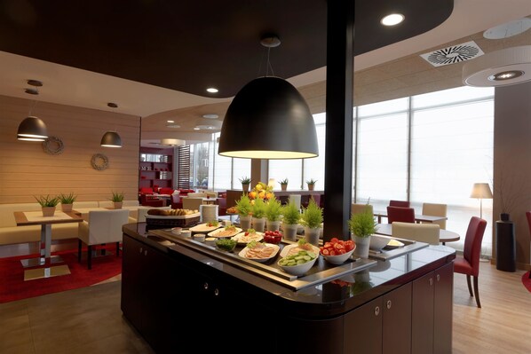 Breakfast, lunch, dinner served; international cuisine 