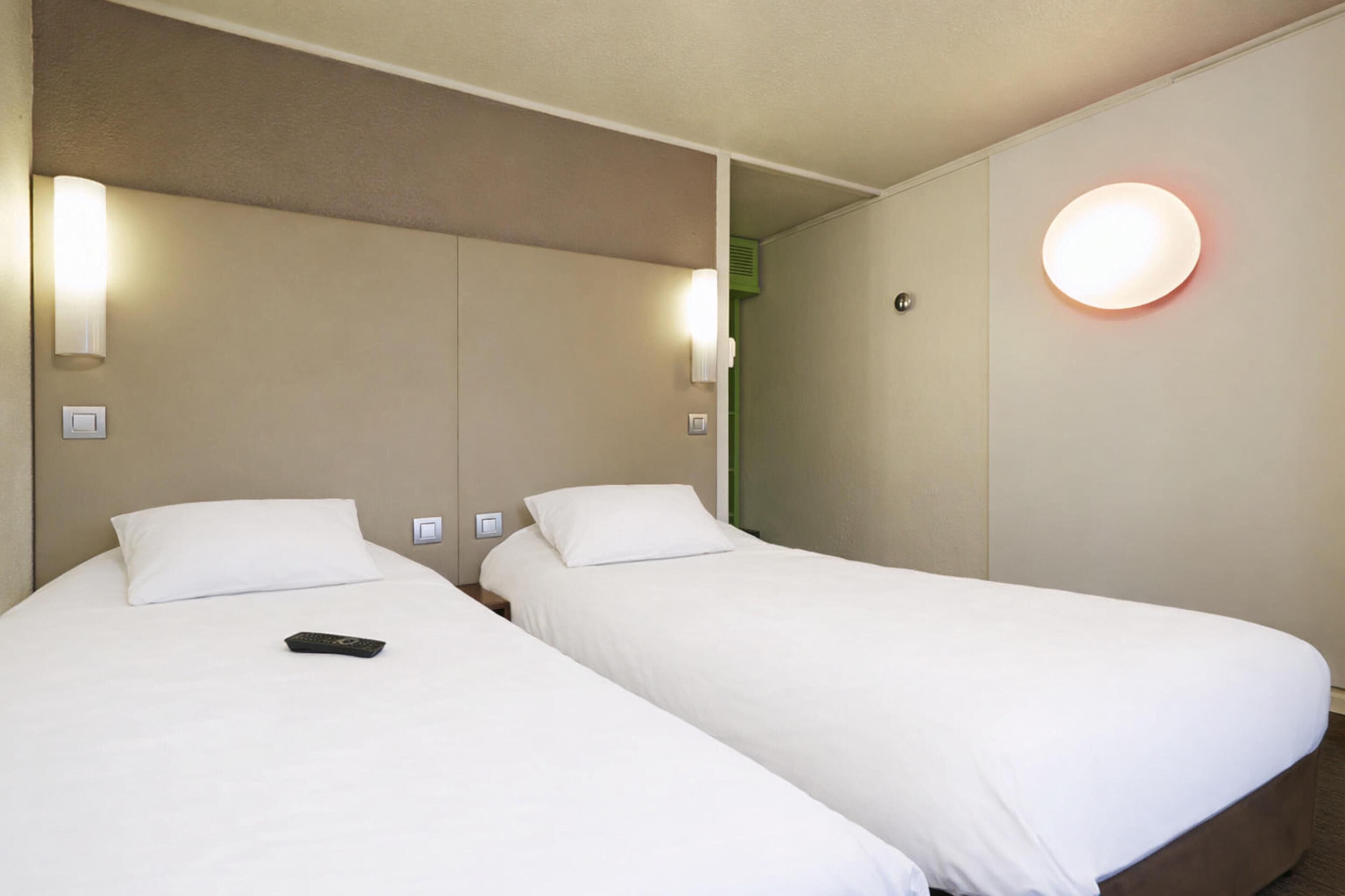 Literie de qualité supérieure, bureau, rideaux occultants