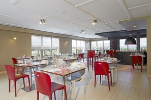 Breakfast, lunch, dinner served; French cuisine  - Campanile Lens (Lens)