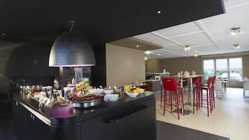 Se ofrece un desayuno bufé (13.9 EUR por persona)