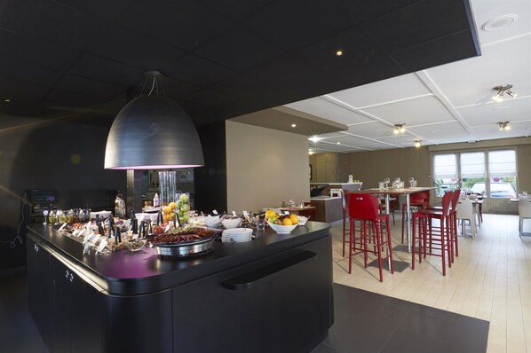 Daily buffet breakfast (EUR 13.9 per person)