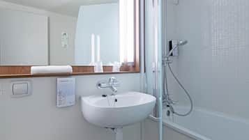 Bañera con ducha, artĂculos de tocador ecolĂłgicos, secador de pelo