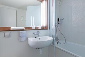 Combined shower/bathtub, eco-friendly toiletries, hair dryer, towels