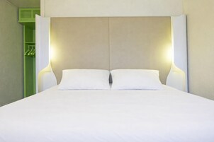 Ropa de cama de alta calidad, escritorio, cortinas opacas