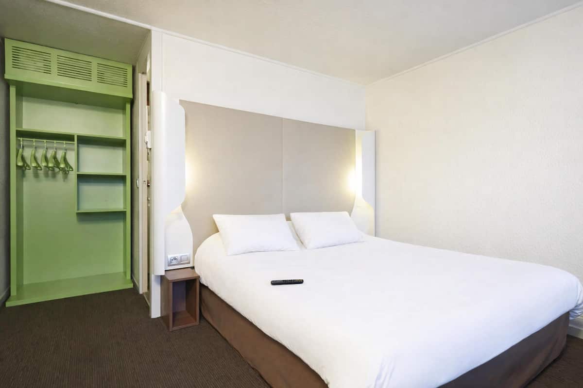 Standard Room, 1 Double Bed | Premium bedding, desk, blackout drapes, free cribs/infant beds