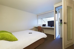 Literie de qualité supérieure, bureau, rideaux occultants