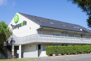 Vista frontal de la propiedad