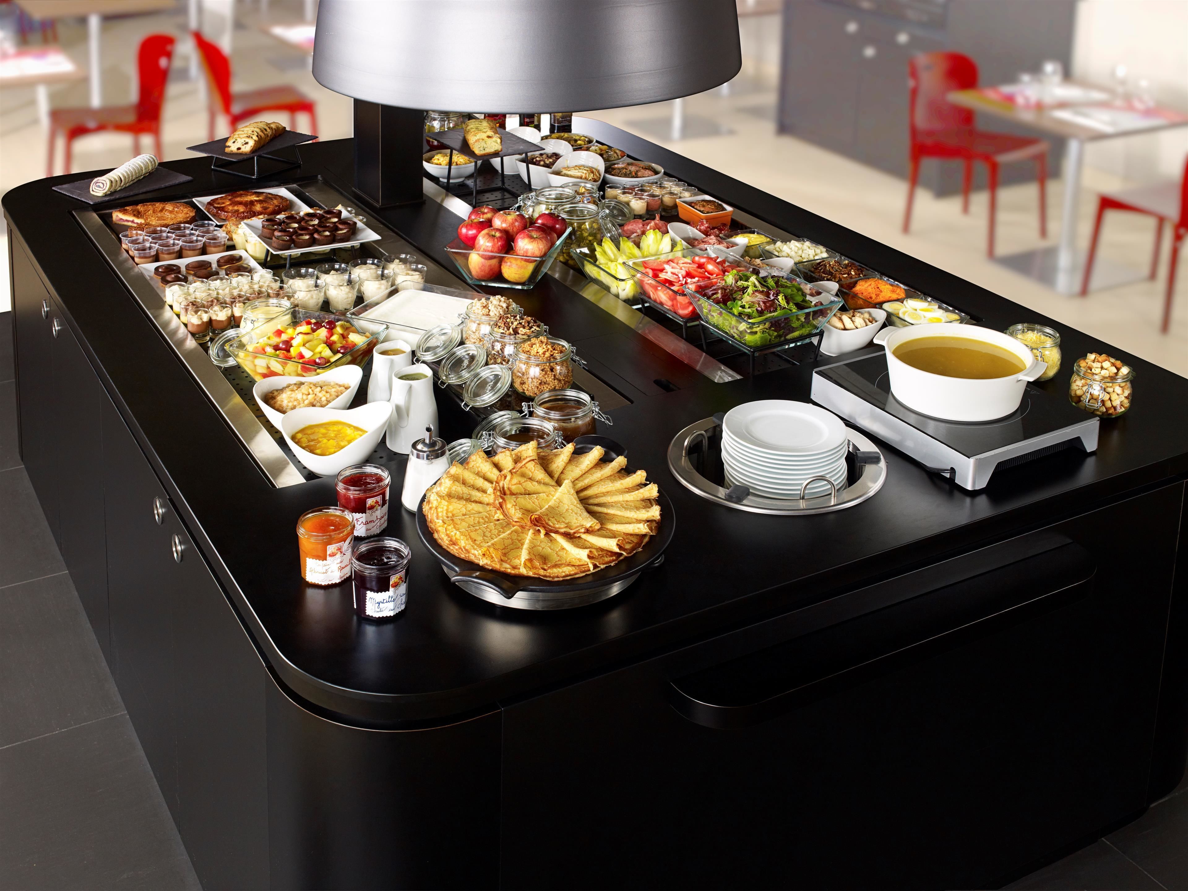 Un buffet proposant une variété de plats et d'accompagnements.