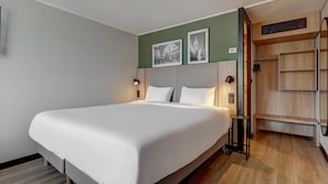 Standard Room, 1 Queen Bed