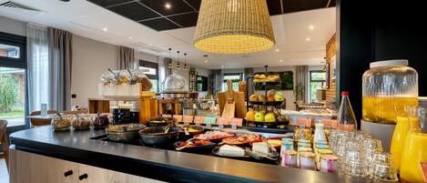 Un buffet de petit-déjeuner proposant une variété d'aliments et de boissons.