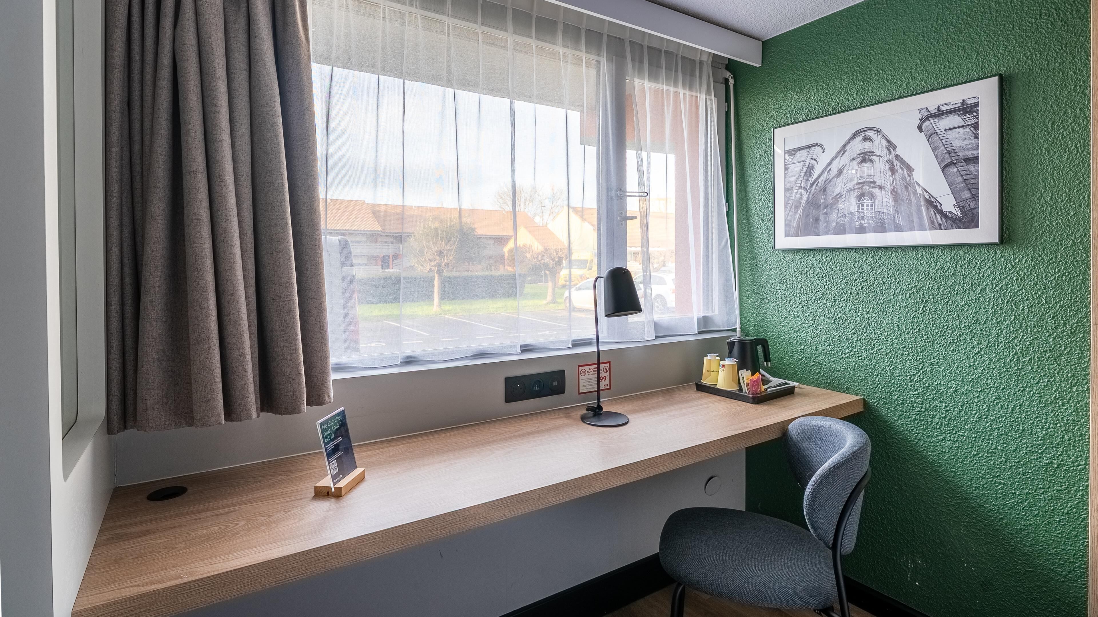 เครื่องนอนระดับพรีเมียม, โต๊ะทำงาน, ผ้าม่านกันแสง, เตารีด/โต๊ะรีดผ้า